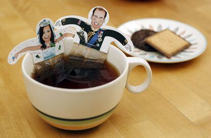 Una de las costumbres más típicamente británicas, la de tomar el té a las cinco en punto, podrá reproducirse con Guillermo y Catherine en la mesa, eso sí, en forma de divertidas bolsitas de té.