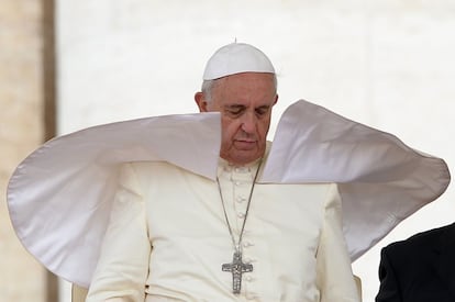 El viento levanta la túnica del papa Francisco durante una audiencia en la plaza de San Pedro en el Vaticano.