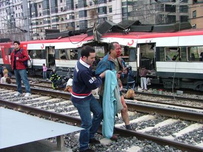 Primeros auxilios a las víctimas en las vías de la estación de Atocha llenas de heridos.