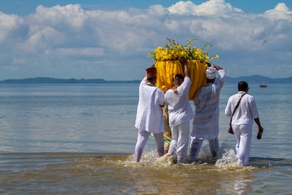 Ofrenda para Oxum camino del mar.