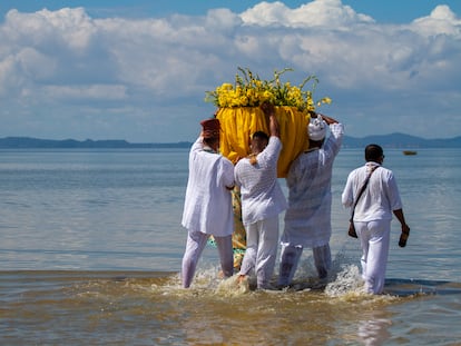 Ofrenda para Oxum camino del mar.