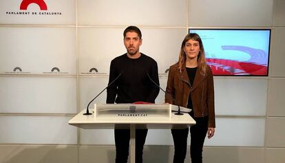 David Cid y Jéssica Albiach, esta mañana, en la rueda de prensa en el Parlament.