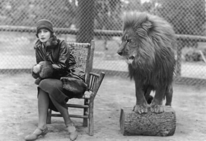 Greta Garbo fue uno de los mitos del cine estadounidense de los años 20 y sus trabajos tuvieron el apoyo de la crítica, del público y de la industria. Protagonizó títulos como 'Gran Hotel', 'La reina Cristina de Suecia', 'Ana Karenina' y 'Camille'. Pero a pesar de su éxito decidió retirarse a los 36 años y vivió el resto de su vida en un apartamento cerca de Central Park, en Nueva York. Abandonó definitivamente la interpretación en 1941 después del estreno de la película ‘La mujer de las dos caras’. Algunos atribuyeron su decisión al fracaso de este último filme, pero sus propias palabras parecen señalar otros motivos: “Mi vida ha sido una travesía de escondites, puertas traseras, ascensores secretos, y todas las posibles maneras de pasar desapercibida para no ser molestada por nadie”. La actriz de origen sueco murió el 15 de abril de 1990.