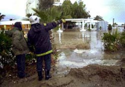 La zona de El Pinar de Castellón se inundó ayer al ser alcanzada por las fuertes olas.