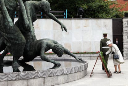 Isabel II de Inglaterra deposita una corona de laurel en homenaje a los caídos en el Jardín de la Memoria, en Dublín.