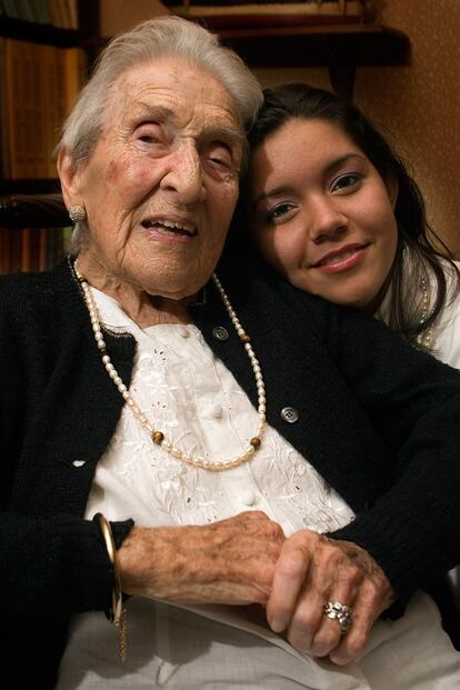 Masoliver es retratada junto a Jhovanna Romero, dominicana de 22 años amiga de la familia, en 2006.