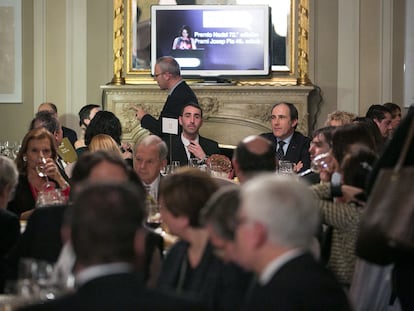 Asistentes a la cena de entrega de la edición 72 del Premio Nadal en 2016.