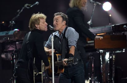 Jon Bon Jovi y Bruce Springsteen durante el concierto a favor de las víctimas del Sandy.