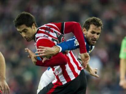 Etxeita defiende a Stuani, del Espanyol, durante un partido con el Athletic