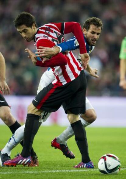 Etxeita defiende a Stuani, del Espanyol, durante un partido con el Athletic
