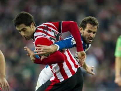 Etxeita defiende a Stuani, del Espanyol, durante un partido con el Athletic