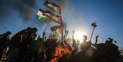 Palestinos ondean banderas durante las protestas al este de Khan Yunis.