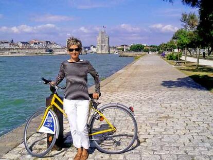 La autora de la carta, con una bicicleta alquilada en La Rochelle (Francia).
