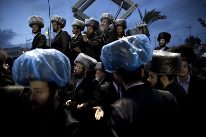 Ultra-Orthodox Jews gather in the men's section during the wedding of the grandson of the Rabbi of the Tzanz Hasidic dynasty community, in Netanya, Israel, Tuesday, March 15, 2016. (AP Photo/Oded Balilty) 