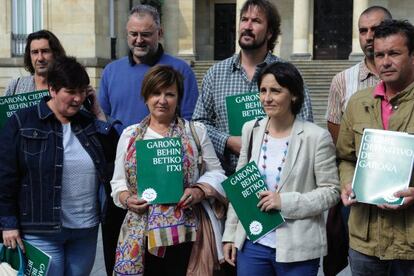 Alcaldes de municipios afectados por la central nuclear de Garoña, ante la Diputación de Álava.