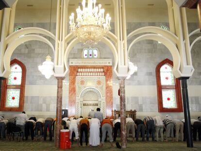 Fieles musulmanes rezan en la mezquita de la M-30 de Madrid.