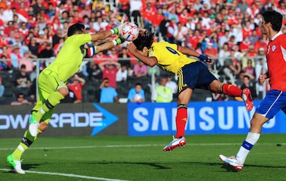 Falcao cabecea ante el meta chileno Claudio Bravo.