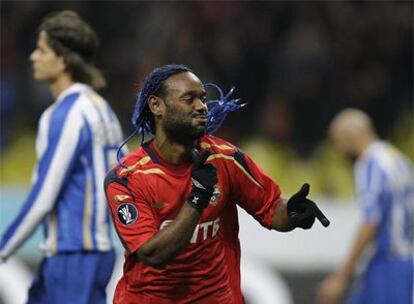 El jugador del CSKA Vagner Love celebra un gol, ante los jugadores del Deportivo