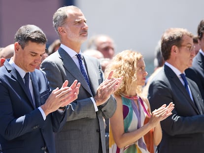 De izquierda a derecha, el presidente en funciones, Pedro Sánchez, el rey Felipe VI, la presidenta del Congreso, Meritxell Batet, y el líder del PP, Alberto Núñez Feijóo, el 10 de julio de 2022 en Ermua.