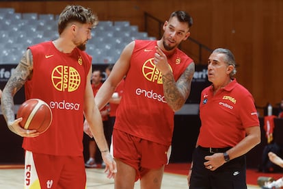 Scariolo, con Juancho y Willy Hernangómez.