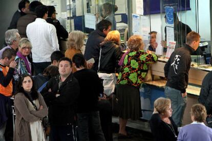 Pasajeros a la espera de información, ayer, en el aeropuerto de Manises, en Valencia.