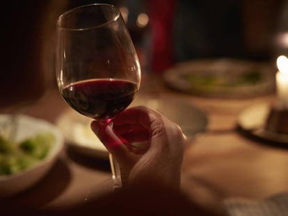 Una imagen de una mujer tomando una copa de vino. 