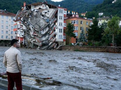 Destrozos ocasionados por las inundaciones en la ciudad turca de Bozkurt, en la provincia de Kastamonu.