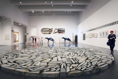 En primer término, <i>Circle for Konrad</i> (1997), de Richard Long. Al fondo, varias obras del artista italiano Mario Merz.