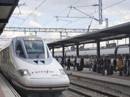 Un tren AVE en la estaci&oacute;n. 