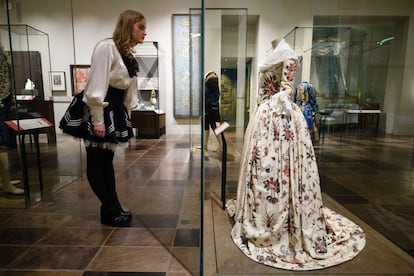 A dress from the Dutch Republic, made around 1785, is displayed within the Victoria and Albert museum's new "1600-1815" galleries in London on December 7, 2015. The V&A's seven new gallery areas hold nearly 1,100 objects and will open to the public on 9 December, 2015. 
AFP PHOTO / LEON NEAL