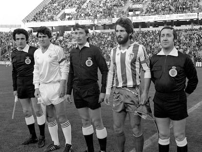 En el centro, Sánchez Arminio; y a la izquierda, Enríquez Negreira, cuando eran árbitros, en la final de la Copa del Rey de 1982 entre el Real Madrid y el Sporting de Gijón.