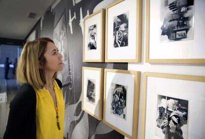 Una mujer observa la exposición del Institut Valencià d'Art Modern (IVAM), que documenta el legado de Josep Renau.
