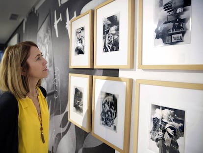 Una mujer observa la exposici&oacute;n del Institut Valenci&agrave; d&#039;Art Modern (IVAM), que documenta el legado de Josep Renau.