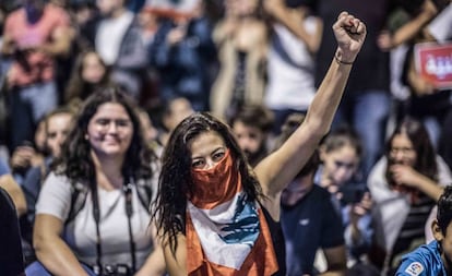 Una mujer embozada en la bandera libanesa, el lunes en una barricada en Beirut.