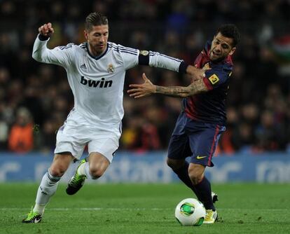 Dani Alves entra a Sergio Ramos.