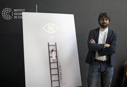 El director de Cinema Jove, Carlos Madrid, junto al cartel de esta edición. 