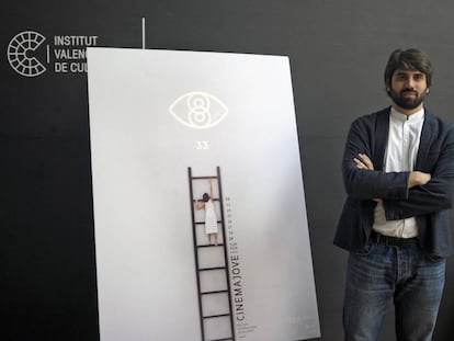 El director de Cinema Jove, Carlos Madrid, junto al cartel de esta edición. 