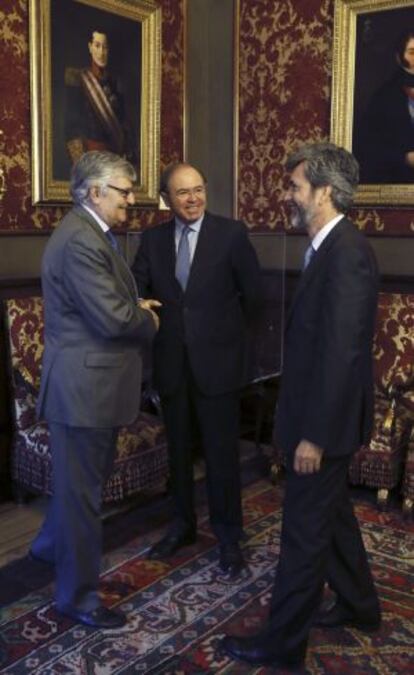 El presidente del Senado, P&iacute;o Garc&iacute;a Escudero (centro) el presidente del Tribunal Supremo y del CGPJ, Carlos Lesmes (derecha) y el fiscal general del Estado, Eduardo Torres-Dulce, este lunes en el Senado.