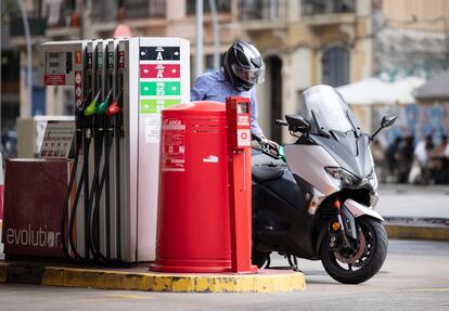 En la imagen un hombre repone gasolina en una gasolinera de la Calle Pallars de Barcelona. Foto: Massimiliano Minocri