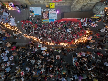 Manifestantes prendieron velas y llevaron zapatos, como parte de una convocatoria de  Luto Nacional por Teuchitlán.