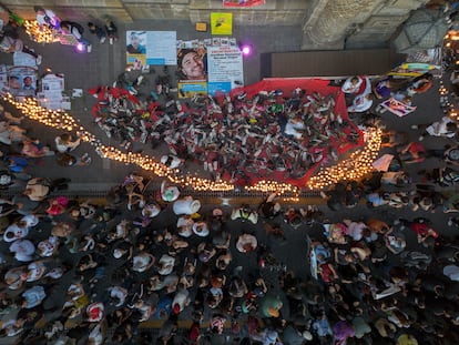 Manifestantes prendieron velas y llevaron zapatos, como parte de una convocatoria de Luto Nacional por Teuchitlán.