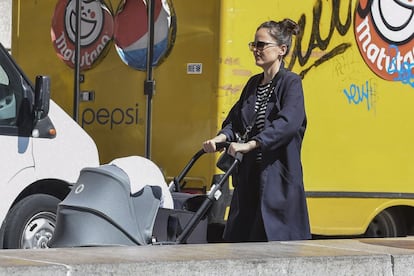 En febrero, la actriz española Elena Anaya daba a luz a su primer hijo. Celosa de su intimidad como la que más, poco habló de su embarazo, del nacimiento del pequeño ni de su relación con su pareja, la ayudante de vestuario Tina Afugu.