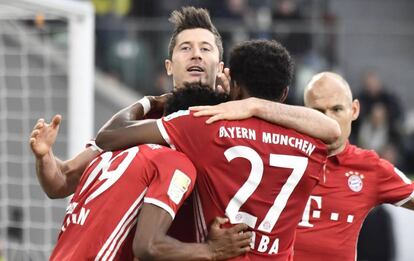 Lewandowski, Coman y Alaba se abrazan tras uno de los goles del Bayern al Wolfsburgo.