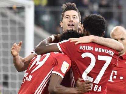 Lewandowski, Coman y Alaba se abrazan tras uno de los goles del Bayern al Wolfsburgo.