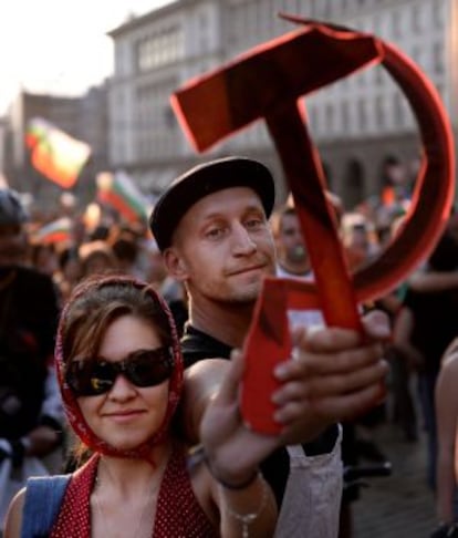 Manifestantes con la hoz y el martillo comunistas en Sofía.