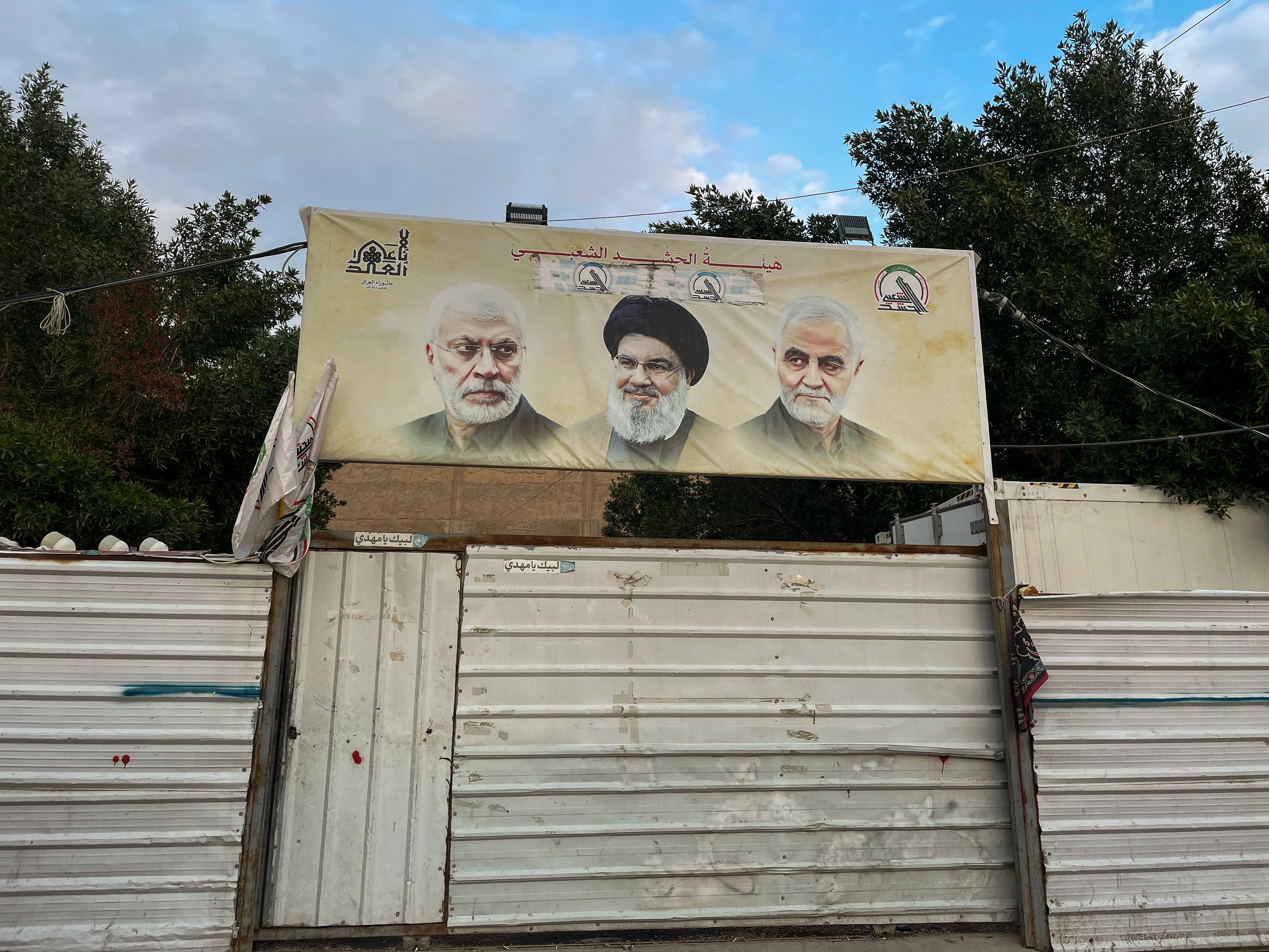 Una lona en la entrada del mausoleo de Kerbala, el 27 de marzo, con los rostros de Hasan Nasralá, líder de Hezbolá en el centro, junto con Qasem Soleimani (derecha) y Abu Mahdi al Muhandis; el primero fue el jefe de una unidad de élite de la Guardia Revolucionaria Islámica, y el segundo de las milicias proiraníes en Irak que han sido asesinados por EE UU o Israel.