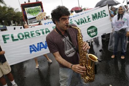 El m&uacute;sico brasile&ntilde;o George Israel toca durante la marcha realizada en la playa de Ipanema, en R&iuml;o de Janeiro (Brasil). En esta ciudad, acudieron unas 4.000 personas.