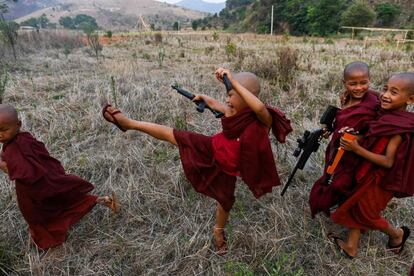Niños budistas juegan con pistolas de juguete durante el festival de cohetes en Nantar (Birmania), el 28 de abril de 2019. Durante este festival, los Pa-O (conocidos también como Taungthu o Karen Negros) se visten con elaborados tocados que representan a dragones y magos y lanzan enormes cohetes caseros al cielo, en una convocatoria anual que invoca las abundantes lluvias y la posibilidad de obtener una ganancia inesperada de efectivo.