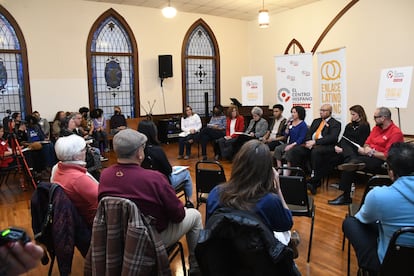 Foro de candidatos a la Junta de Educación en Hillsborough, Carolina del Norte, en febrero de 2024.