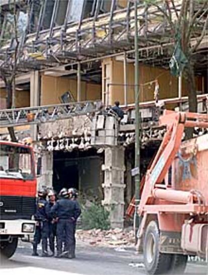 Bomberos, saneando el edificio del BBVA de la calle de Goya donde ETA colocó el coche bomba.